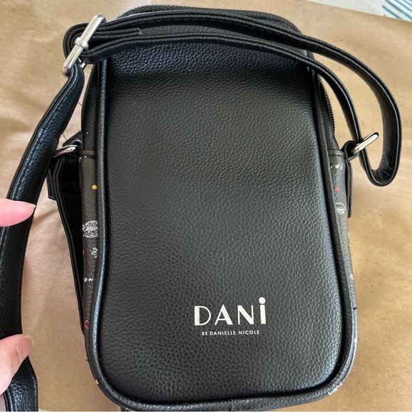 Dani by Danielle Nicole Central Perk crossbody - Picture 6 of 8